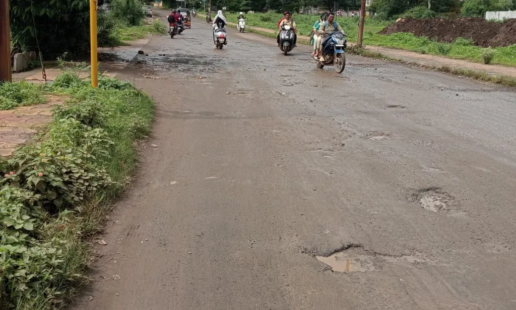 Suburban residents always travel through pothole-ridden roads