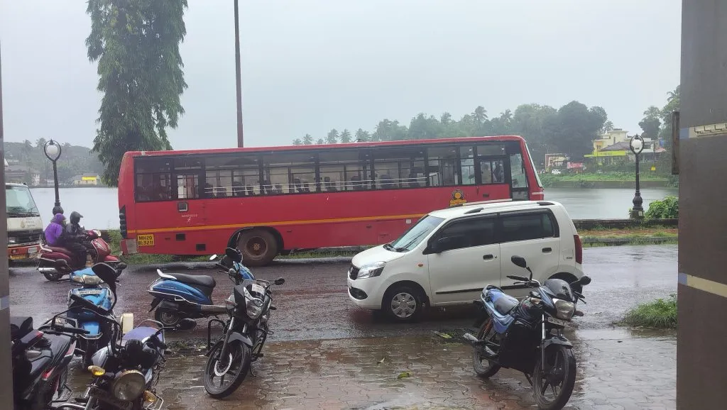 सावंतवाडी_वेंगुर्ला एसटी मोती तलावाशेजारी पडली बंद