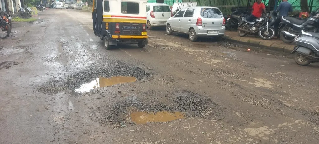 मध्यवर्ती प्रशासकीय इमारत ते सेवा रुग्णालय रस्त्याची चाळण The road from the Central Administrative Building to the Civil Hospital is full of potholes
