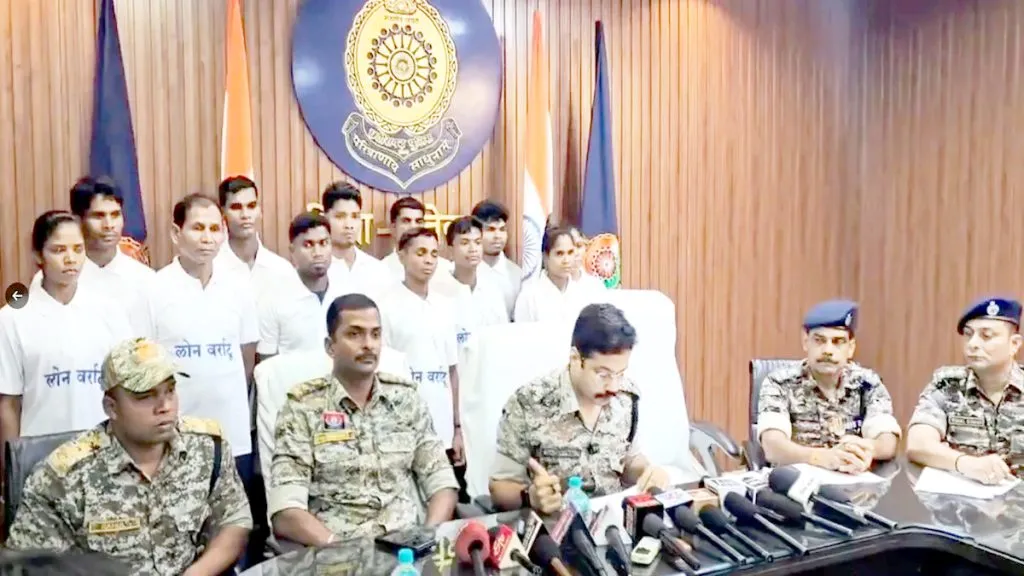 छत्तीसगड-दंतेवाडा येथे 12 नक्षलींचे आत्मसमर्पण 12 Naxalites surrender in Chhattisgarh-Dantewada