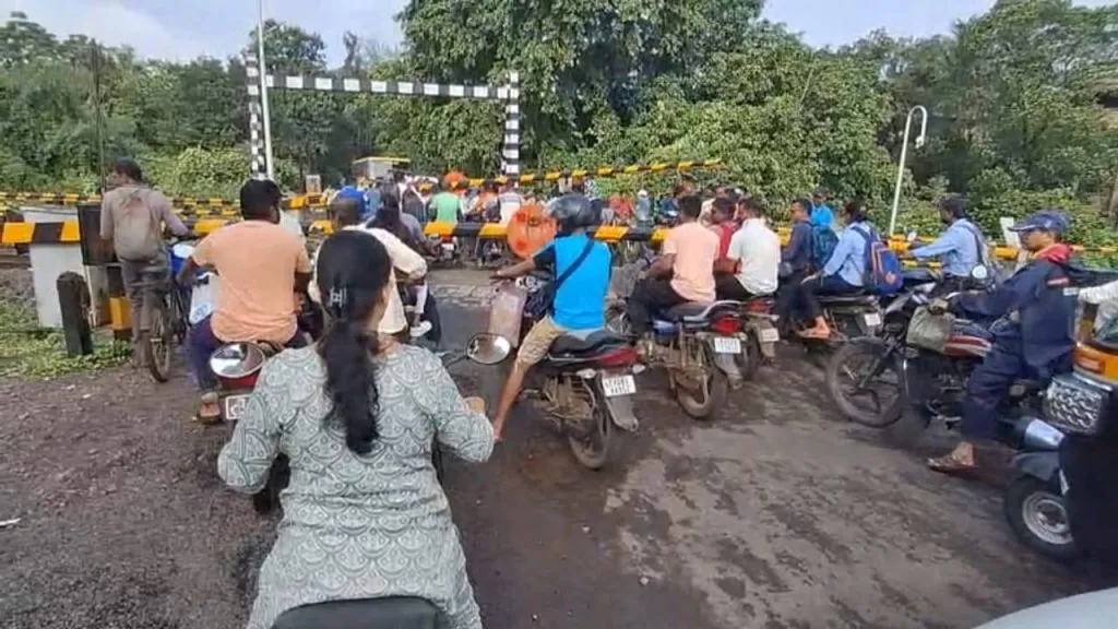 Kalambaste near chiplun Traffic jam due to railway gate malfunction