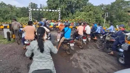 kokan News: रेल्वे फाटक बिघाडामुळे वाहनांची गर्दी, तांत्रिक बिघाडाचे सत्र सुरुच Kalambaste near chiplun Traffic jam due to railway gate malfunction