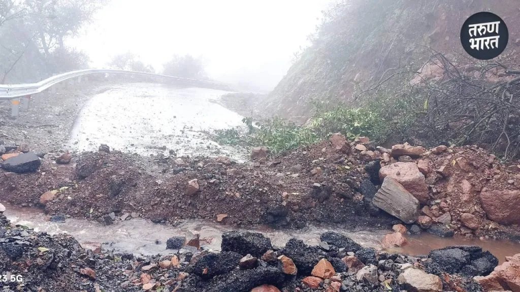 Eknath Shinde यांच्या दरेगावच्या रस्त्यावर दरड कोसळली, वाहतूक बंद important Mahabaleshwar-Tapola road is closed to traffic daragav
