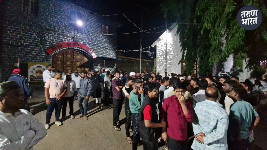 Satara News: चिकन 65 फुकट न दिल्याने दगडफेक, 10 जणांवर गुन्हा दाखल police reached spot and registered a case against 4 youths 5 others