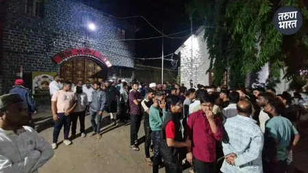 Satara News: चिकन 65 फुकट न दिल्याने दगडफेक, 10 जणांवर गुन्हा दाखल police reached spot and registered a case against 4 youths 5 others