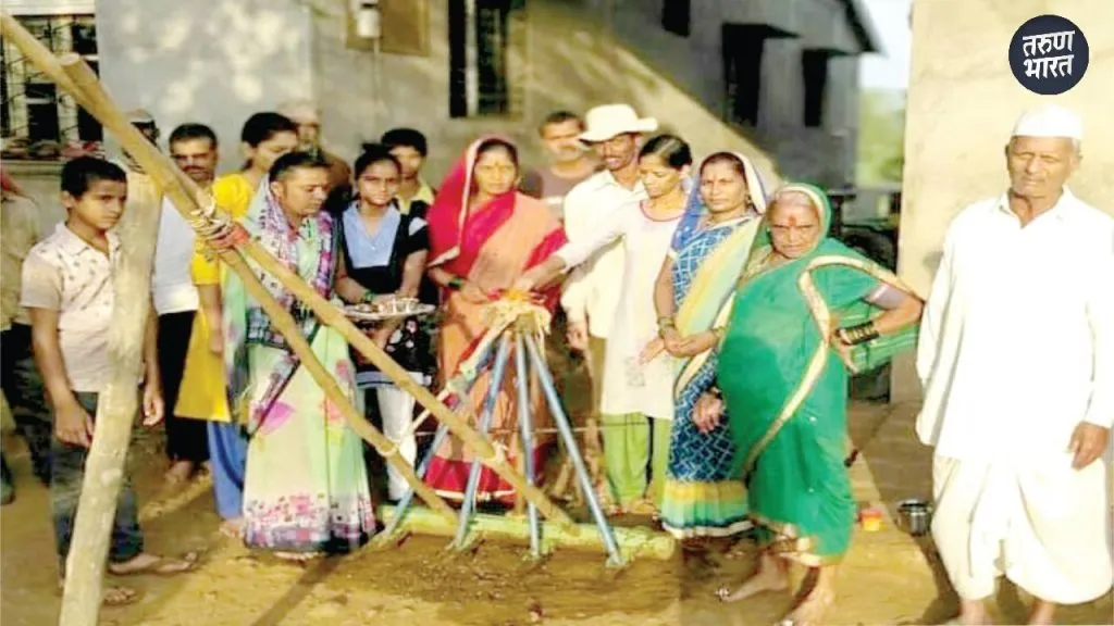 Maharashtra Krushi Din 2025: शेती दैवत, कष्ट पूजा, पीक हाच प्रसाद, स्वयंपूर्ण शेती करणारं मोरे कुटुंब 16 members family work in agriculture Recognizing the pace of time