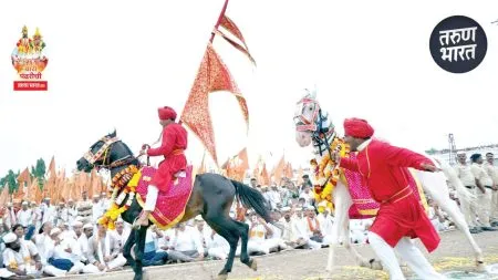 Vari Pandharichi 2025: माउलींच्या अश्र्वाची दमदार दौड, वारीच्या वाटेवर रंगले दुसरे गोल रिंगण rapid steps Warkaris moving Pandhari Ringan ceremony Khudus