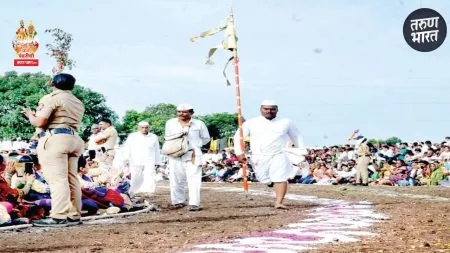 Vari Pandharichi 2025: ठाकुरबुवा समाधीस्थळी रंगले माउलींचे तिसरे गोल रिंगण, वारकऱ्यांचा आनंद गगनात weather cloudy procession of the Warkaris was proceeding happily