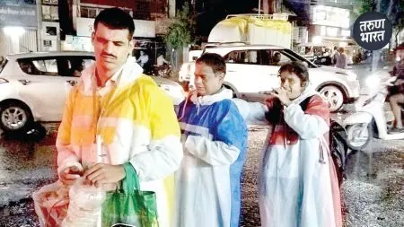 Kolhapur Blind Singer: एक धागा सुखाचा .. शंभर धागे दु:खाचे, अंध गायकांच्या सुरांनी कोल्हापूरकर भारावले looking these three made the hearts of the residents melt kolhapur