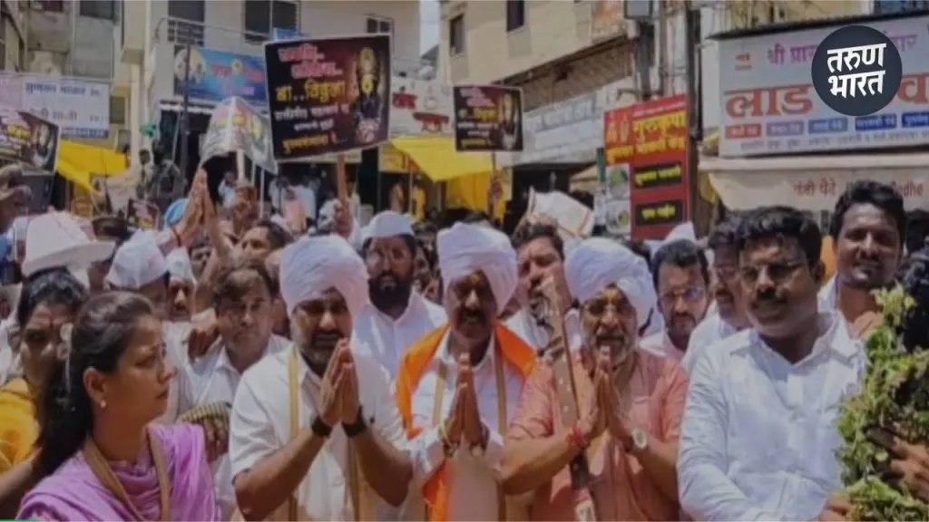 MLA Satej Patil MP Praniti Shinde paid homage Vitthal Pandharpur