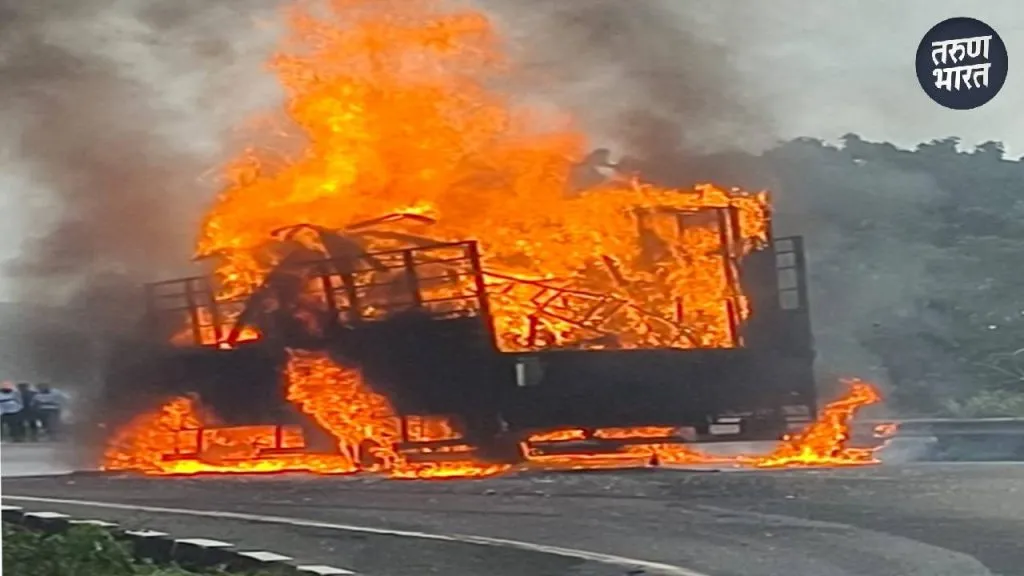 Truck Fire News : खंबाटकी घाटात ट्रकला भीषण आग, सुमारे 20 लाखांचं नुकसान khambatki ghat aysher truck fire by short circuit no casualty marathi news