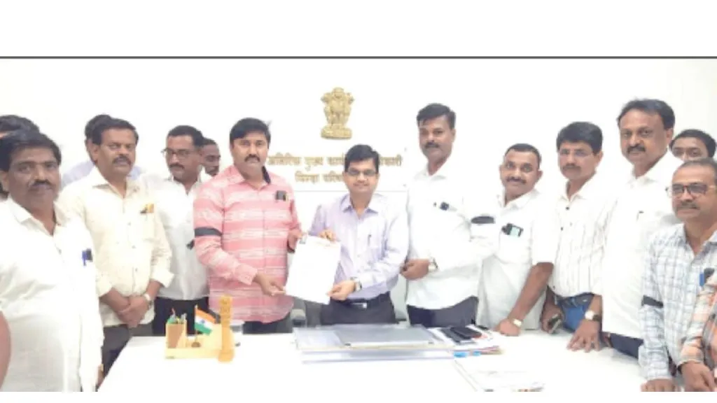 Contractors protested government wearing black ribbons in sangali