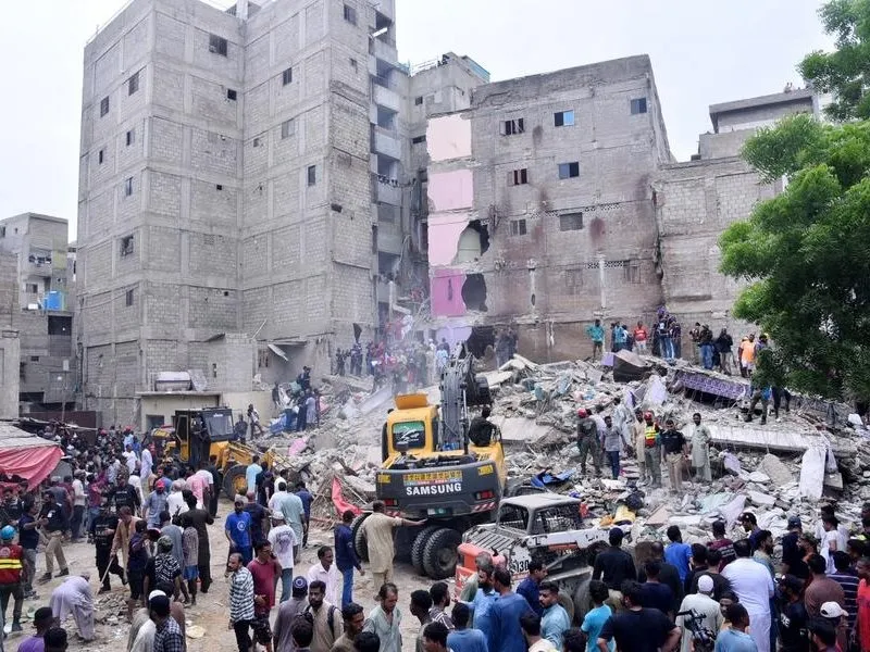 कराचीत इमारत कोसळून 16 ठार 16 killed in building collapse in Karachi
