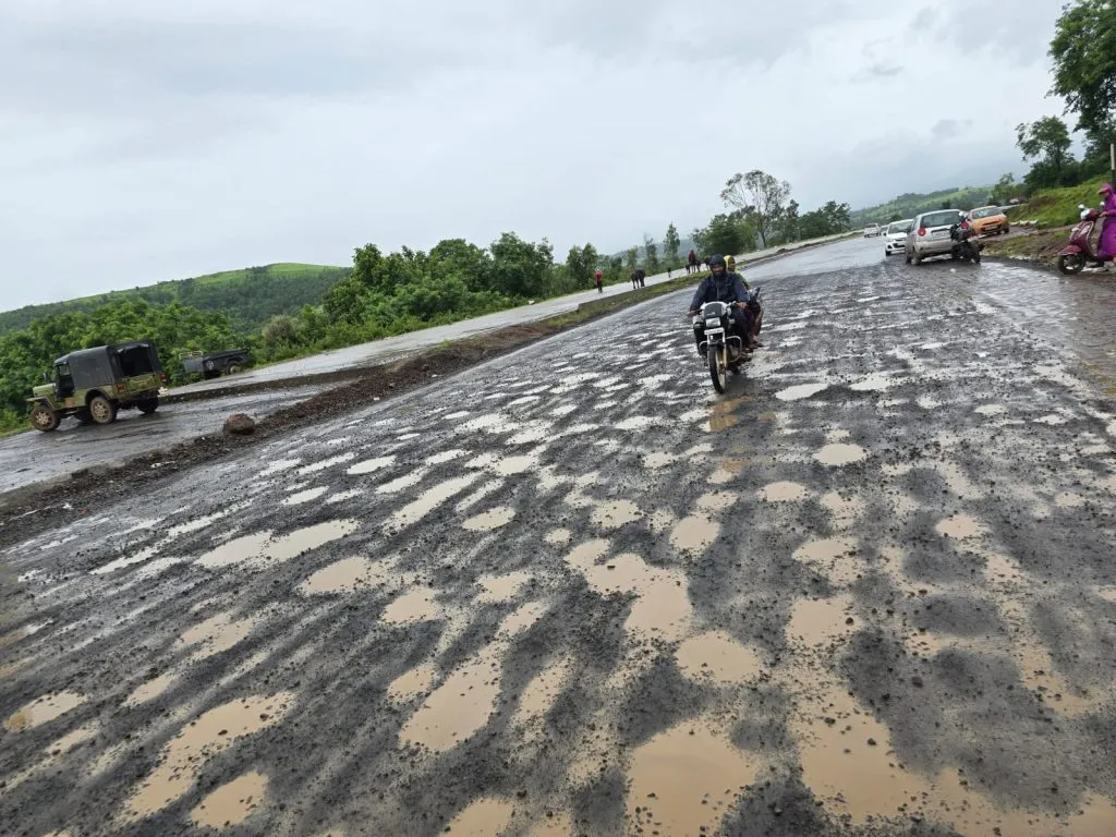 The Waghbil to Shahuwadi road is a death trap