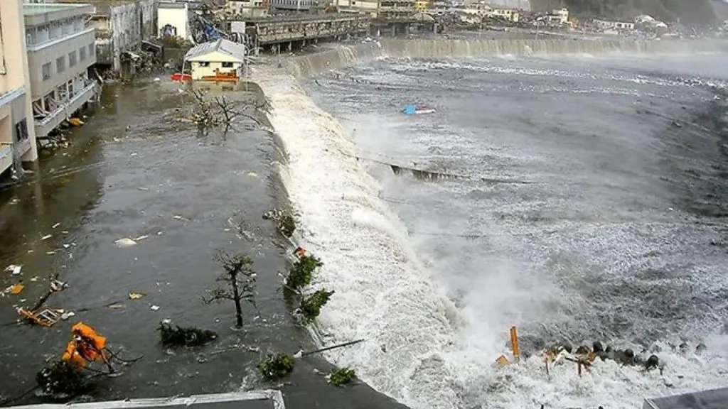 शक्तिशाली भूकंपानंतर रशियामध्ये सुनामी Tsunami in Russia after powerful earthquake