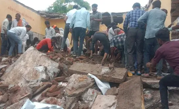 7 students die in school collapse