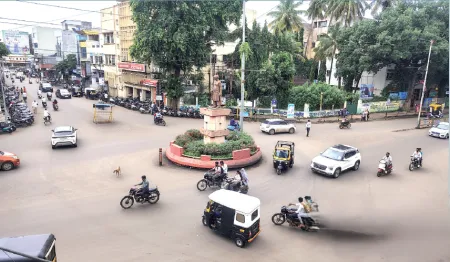 राजवाडा चौक : वाहतुकीच्या नियमांची पायमल्ली…! Rajwada Chowk: Traffic rules being blatantly violated...!