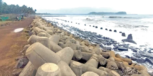 The Mirya sea wall is collapsing due to the impact of waves