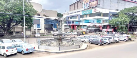 अनधिकृत पार्कींग,बंद कारंजा ‘ऐतिहासिक स्टेशन चौकाची’ दुरवस्था Illegal parking, non-functional fountains — the neglect of the historic Station Chowk