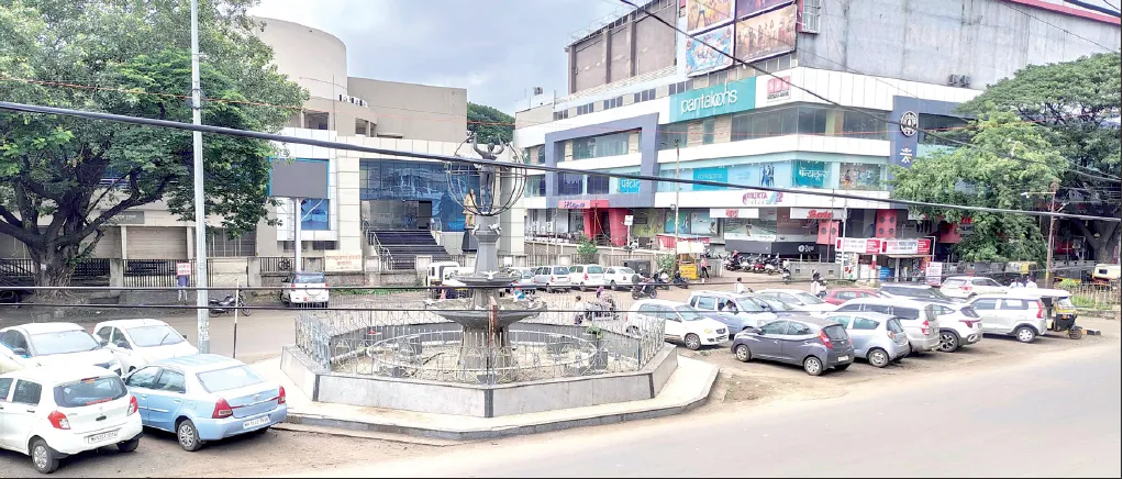 अनधिकृत पार्कींग,बंद कारंजा ‘ऐतिहासिक स्टेशन चौकाची’ दुरवस्था Illegal parking, non-functional fountains — the neglect of the historic Station Chowk