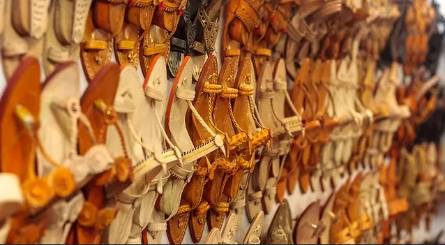कोल्हापुरी चप्पलला आंतरराष्ट्रीय दर्जा मिळावा Kolhapuri chappals should receive international recognition