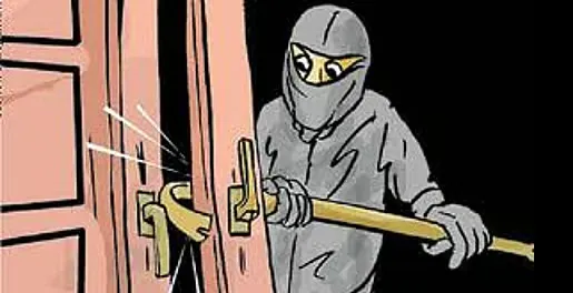 बंद घर फोडून सहा लाखाचा ऐवज लंपास Valuables worth six lakh stolen after breaking into a locked house