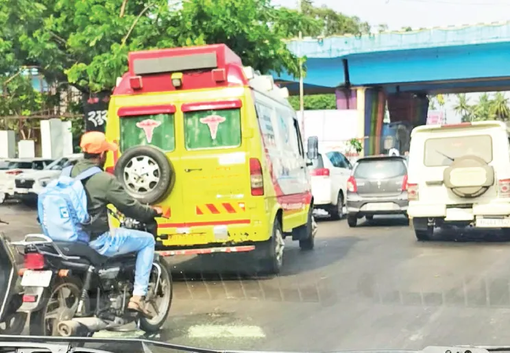 अन् वाहतूक शाखेच्या जवानांची तत्परता …and the alertness of the traffic branch personnel