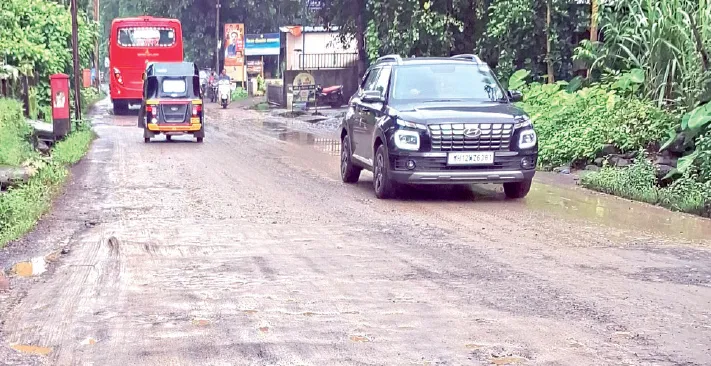 खेड-भरणे मार्गावर रातोरात बुजवले खड्डे Potholes on the Khed-Bharne road filled overnight