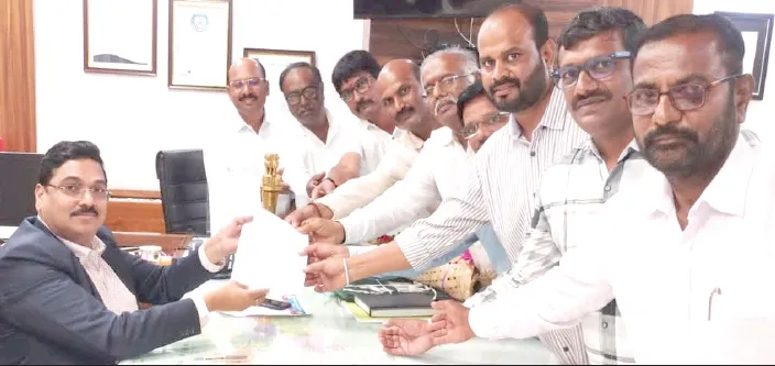 Farmers demand a ban on plastic flowers