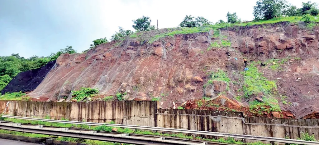 Iron nets to prevent landslides in the Kashedi Ghat