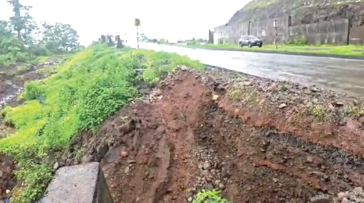 दरड कोसळल्याने परशुराम घाटात धोका वाढला Landslide increases danger in Parshuram Ghat