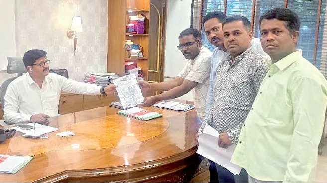 अभयारण्यग्रस्तांसाठी तातडीने बैठक लावावी An urgent meeting should be convened for the sanctuary-affected people