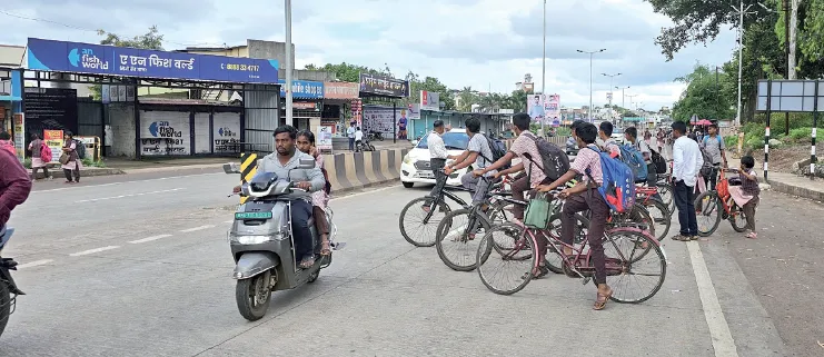जीव मुठीत धरून रस्ता पार करतात आष्ट्यातील विद्यार्थी Students in Ashti cross the road risking their lives
