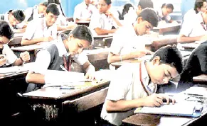 शिष्यवृत्ती परीक्षेत बदलाच्या हालचाली Students in Ashti cross the road risking their lives