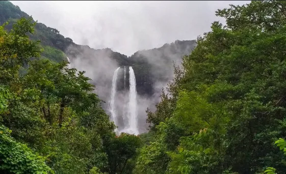At Ozarde waterfall, the flow of inflation
