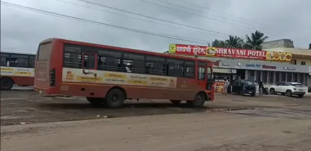 A bag containing ₹35,000 cash and gold jewelry was robbed