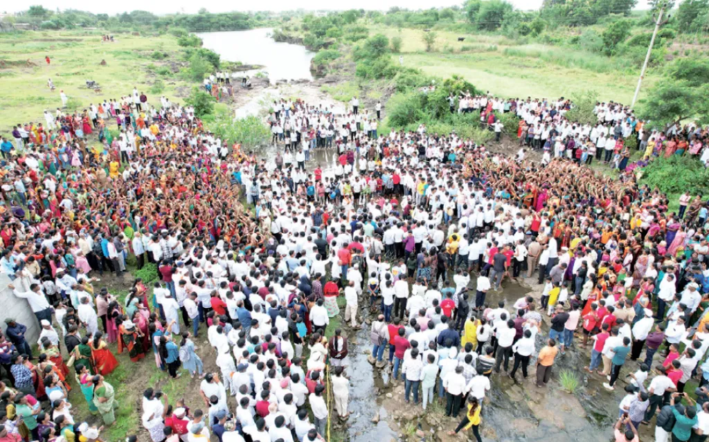शिव्यांच्या भडिमारात रंगला बोरीचा बार…! Bori’s bar echoed with a barrage of abuses...!