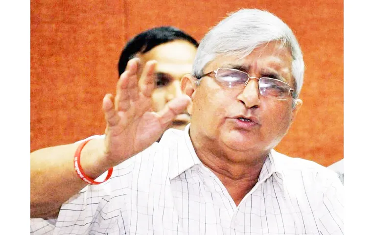 सरकारच्या हतबलतेची, असमर्थतेची जाहीर कबुली Government's attempt to evade responsibility