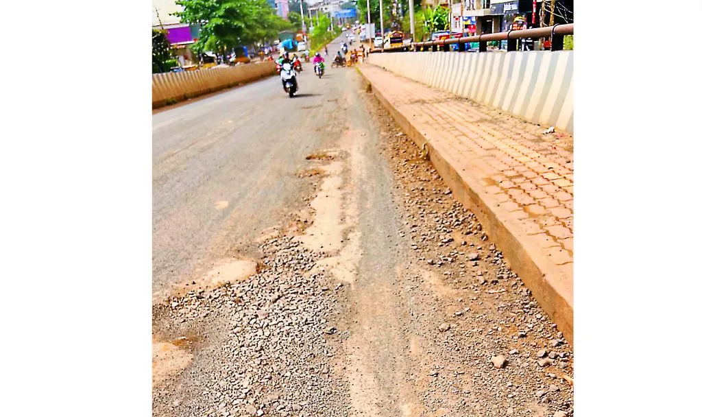 तिसऱ्या रेल्वे उड्डाणपुलावर पुन्हा खड्डयांचे साम्राज्य Potholes reign supreme again on the third railway flyover