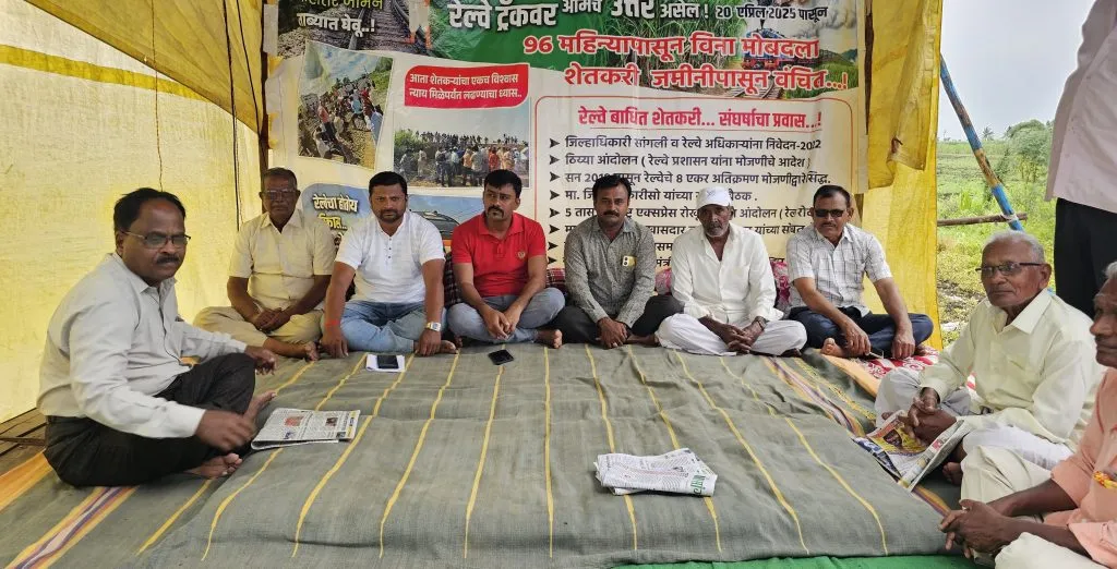 Indefinite hunger strike by railway-affected farmers in Vasagade