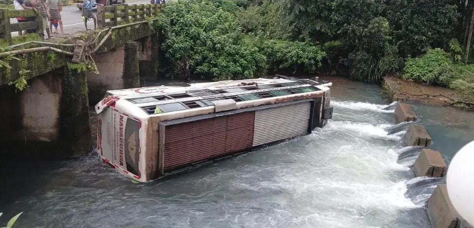 One killed as luxury bus heading from Belgaum to Mangalore falls into drain