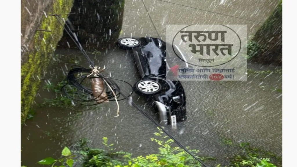 बांदा पुलावरून क्रेटा कोसळली ओहोळात ; सनरुफ उघडल्याने चौघे बचावले