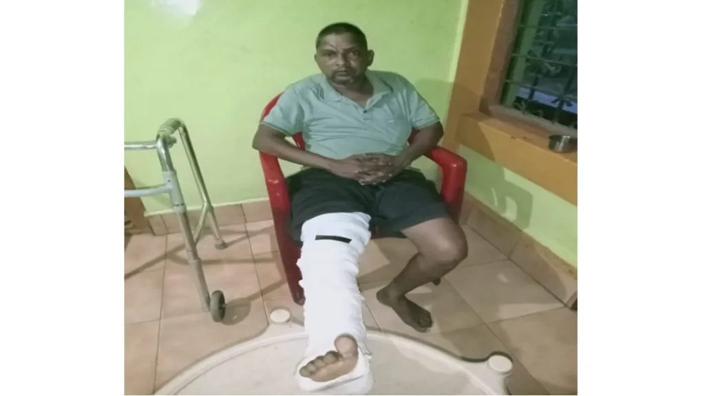 आमदार निलेश राणेंकडून जखमी रिक्षा चालकास मदतीचा हात