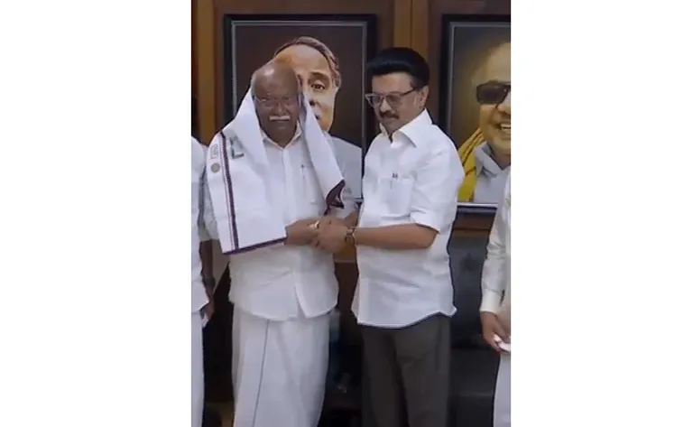 अण्णाद्रमुकला झटका, माजी खासदार अन्वर राजा द्रमुकमध्ये सामील A blow to AIADMK, former MP Anwar Raja joins DMK