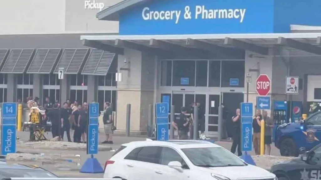 अमेरिकेत सुपरस्टोअरमध्ये चाकूहल्ला, 11 जण जखमी Knife attack at superstore in America, 11 injured