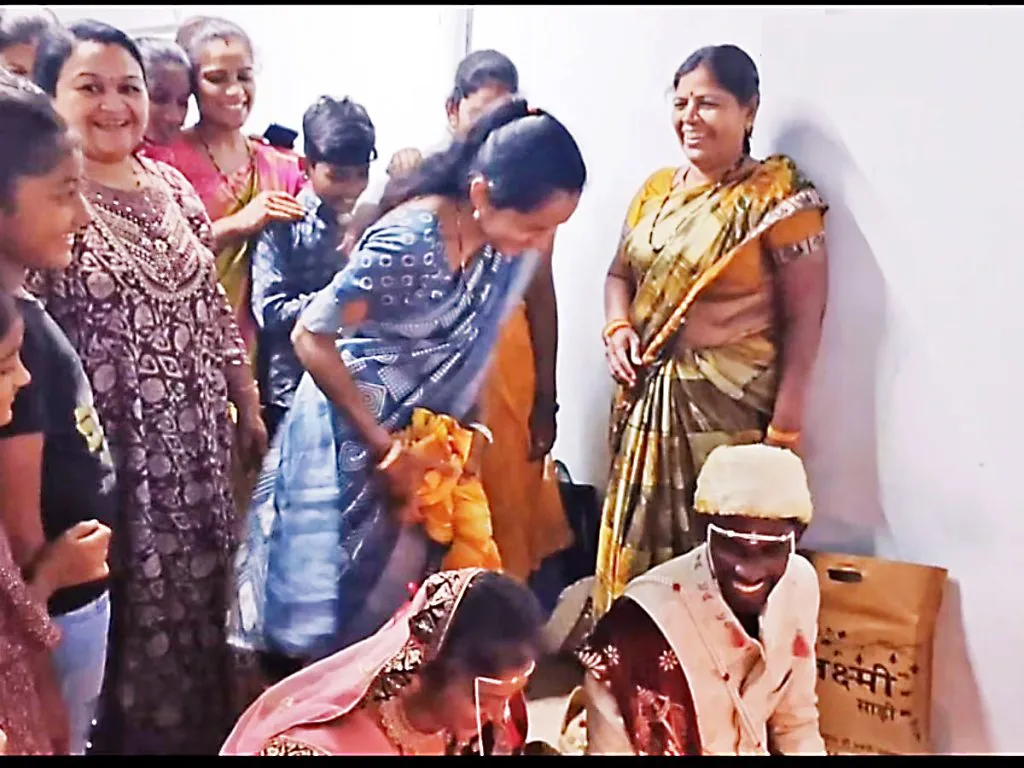 नवरा-नवरीला ‘मारझोड’ Husband and wife 'marzod'