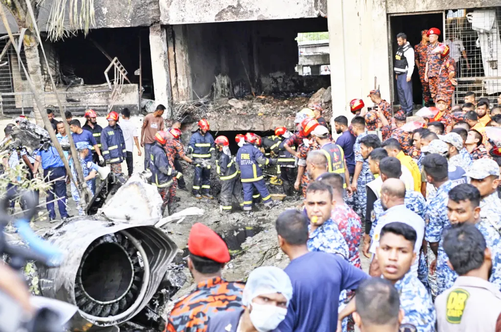 बांगलादेश विमान दुर्घटनेत 31 जणांचा मृत्यू 31 dead in Bangladesh plane crash