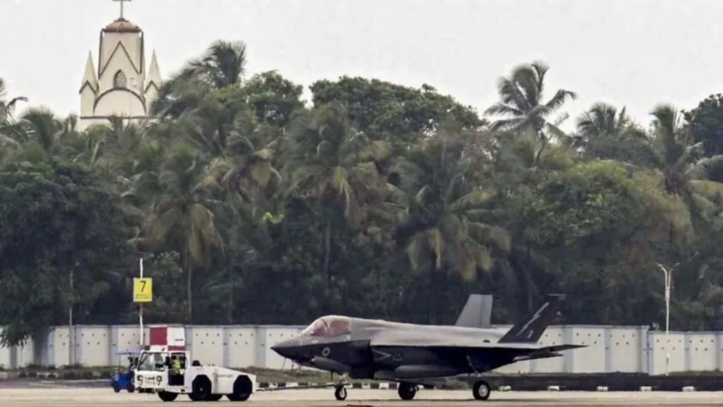 ब्रिटिश लढाऊ विमानाचे 38 दिवसांनी उड्डाण British fighter jet takes off after 38 days