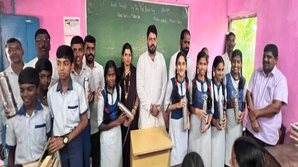 आंबोली जि. प मतदारसंघातील विद्यार्थ्यांना शैक्षणिक साहित्याचे वितरण