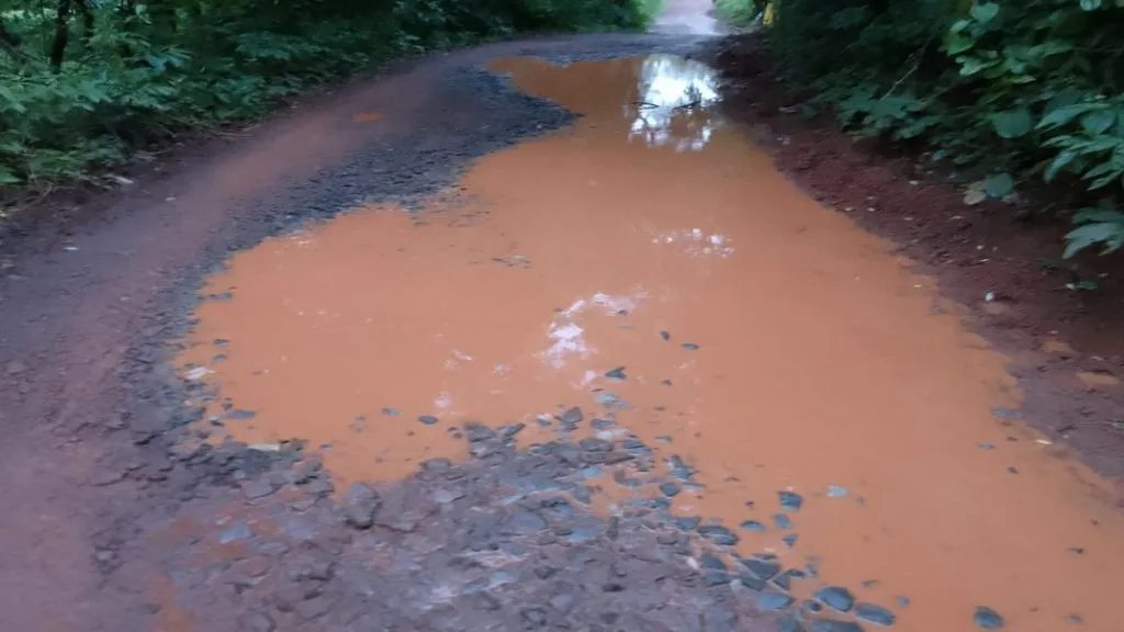 वेतोरे सबस्टेज ते आदोसेवाडी रस्त्याची अक्षरशः चाळण